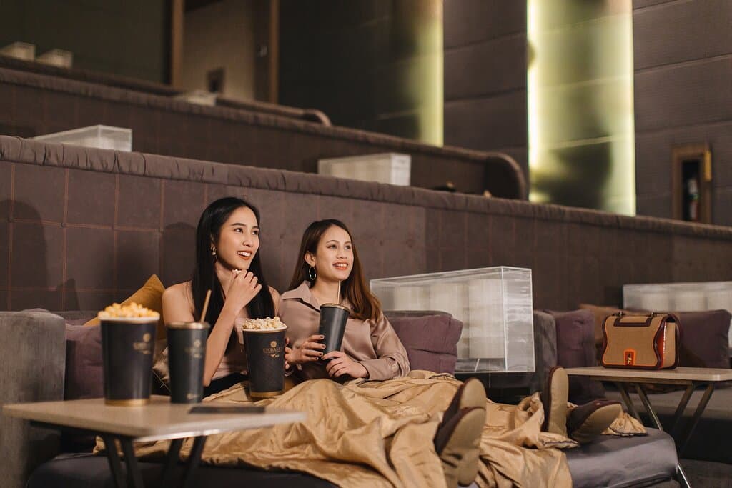Embassy Diplomat Screens provides you a casual yet elegant look in a living room concept with private and intimate variety styles of seat.