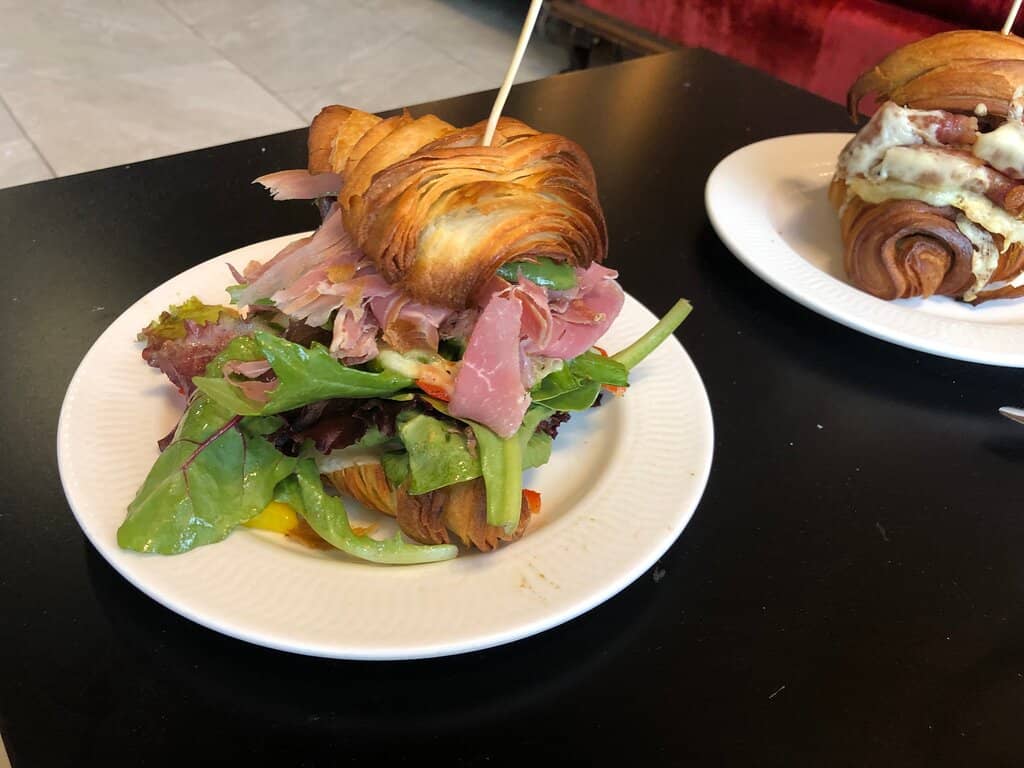 Cozy Parisian Cafe Vibe