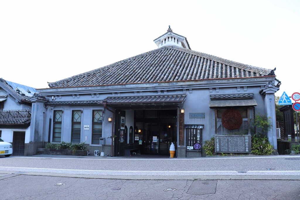 通りに面して建つ建物が直販所とカフェです