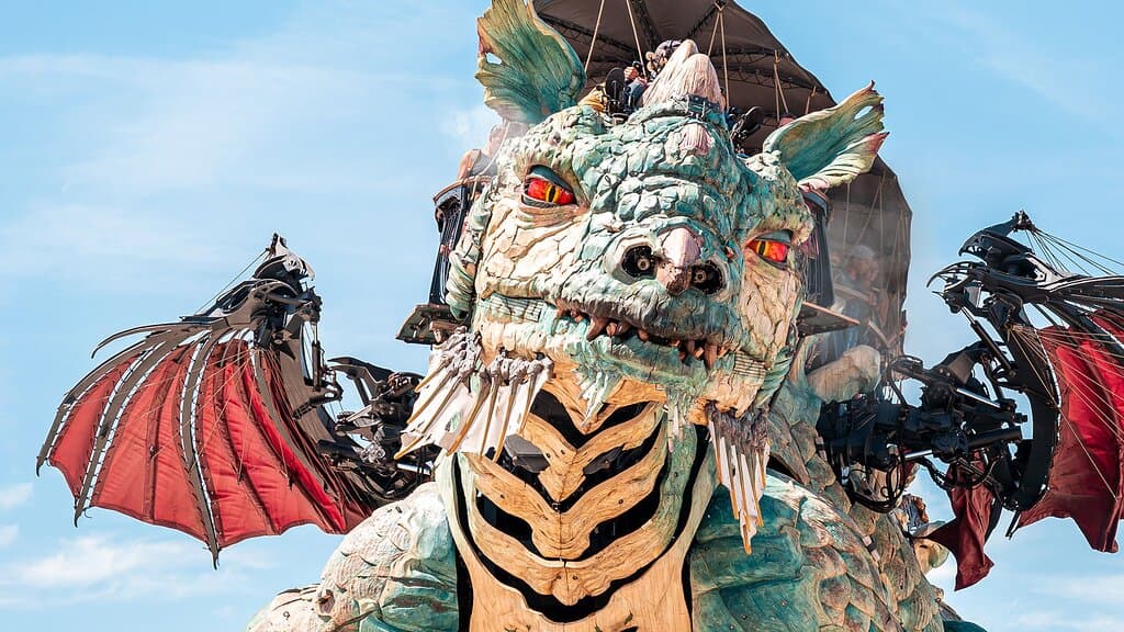 Mêlant art, culture et divertissement, la Compagnie du Dragon vous propose un voyage inédit à vivre en Hauts-de-France. Au cœur de notre démarche — héritée de la Compagnie nantaise La Machine – réside le mouvement. Dès lors qu’une scène se joue, magie et émotion s’entremêlent, créant un nouveau langage. Par leurs interventions en milieu urbain, le Dragon de Calais et l’Iguane Sentinelle offrent un nouveau regard sur la ville et la Côte d'Opale.