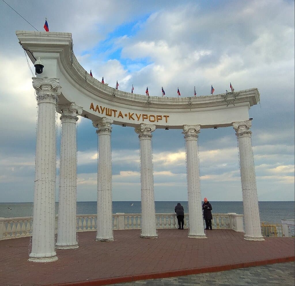 Знаменитая ротонда на Старой набережной Алушты рядом с Приморским парком. Теперь уже это, по сути, единая курортная локация...