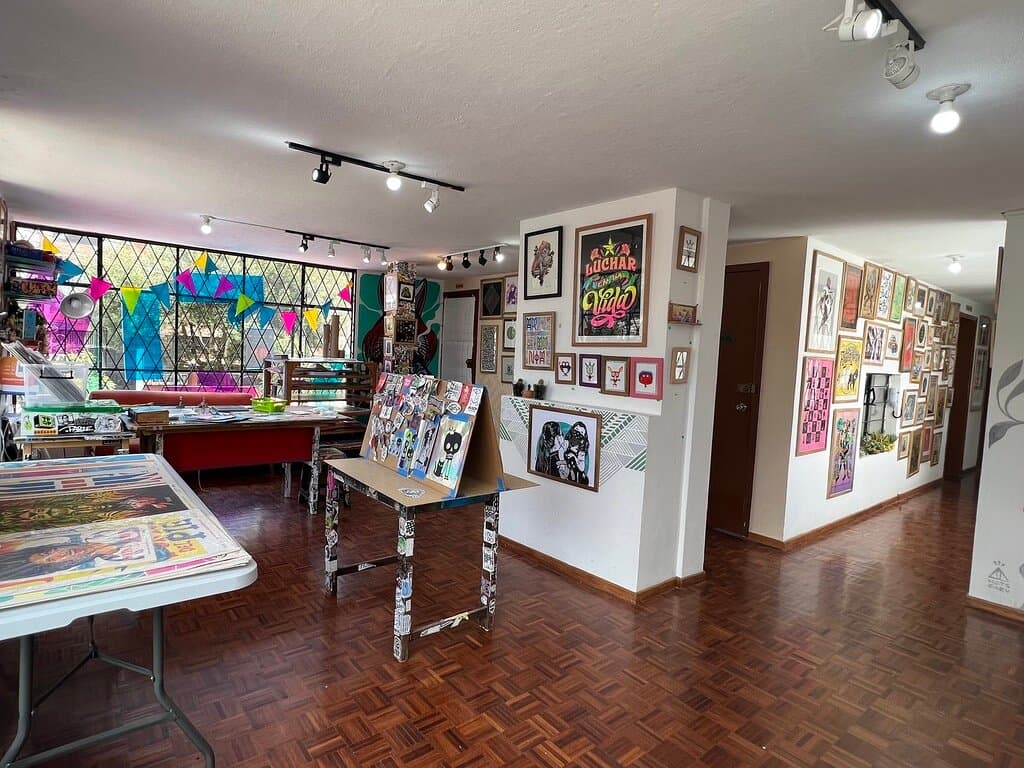 Welcome to Nudo Street Art Project! We are a young gallery in the artistic La Floresta community in Quito.
Bienvenido a Nudo Street Art Project! Somos una galeria joven en la comunidad artística de La Floresta, Quito.