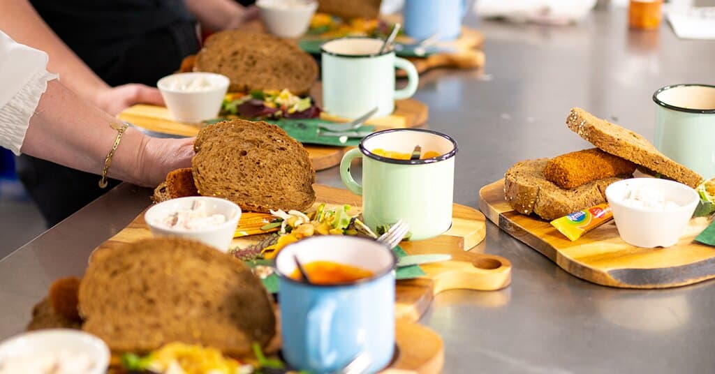 Na afloop van een heerlijke ronde door de Loonse en Drunense Duinen, kan je na afloop bij ons terecht voor een heerlijk; drankje, lunch, borrel of diner. Wij verwelkomen je graag bij ons in de serre, het café of bij mooi weer op ons terras. Wij hanteren een vrije in en uitloop en zijn dagelijks geopend van 09.00 uur tot zonsondergang. Reserveren is helaas niet mogelijk.