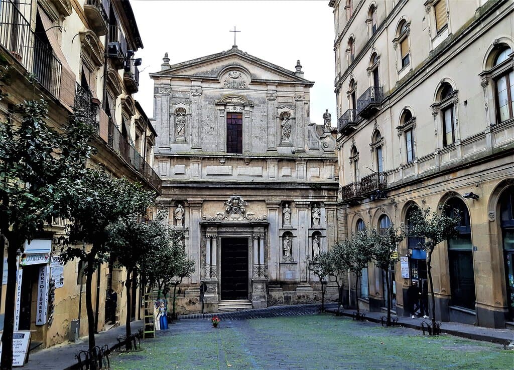 La piazzetta con la chiesa