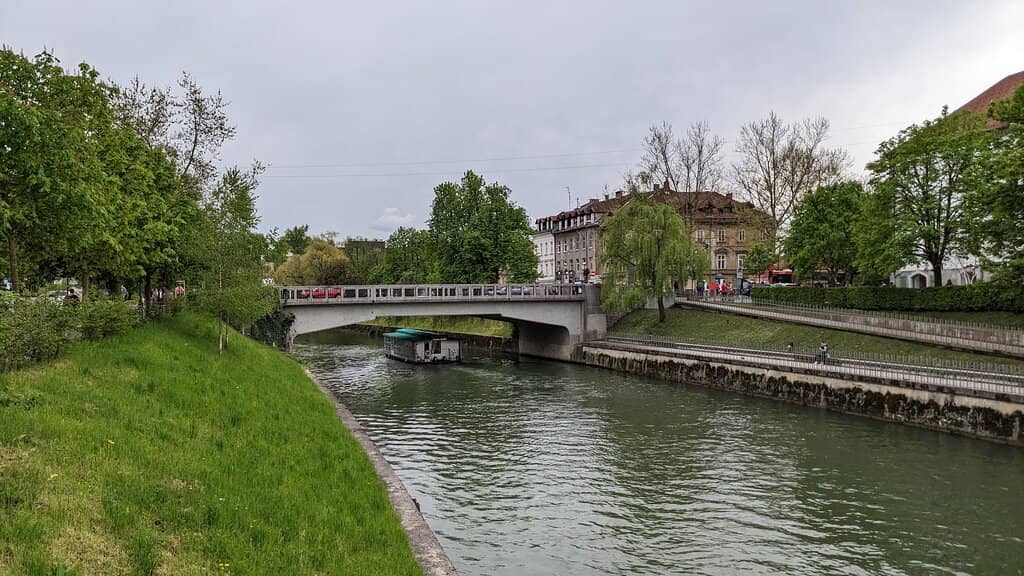 Riverside Dining