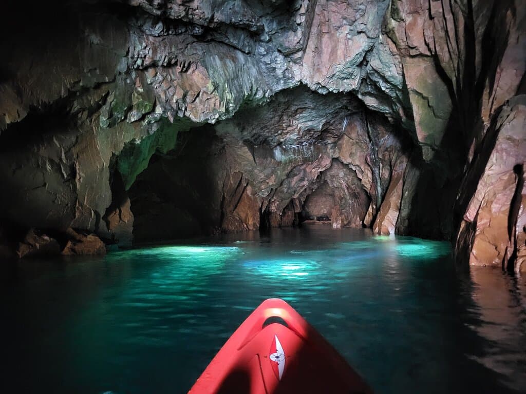 Een must do als je in de buurt bent…huur een kayak, half uurtje varen en je bent er…