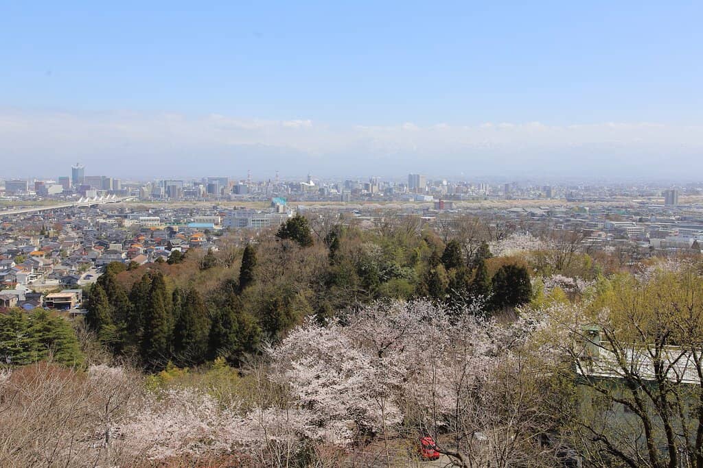 Panoramic City & Mountain Views