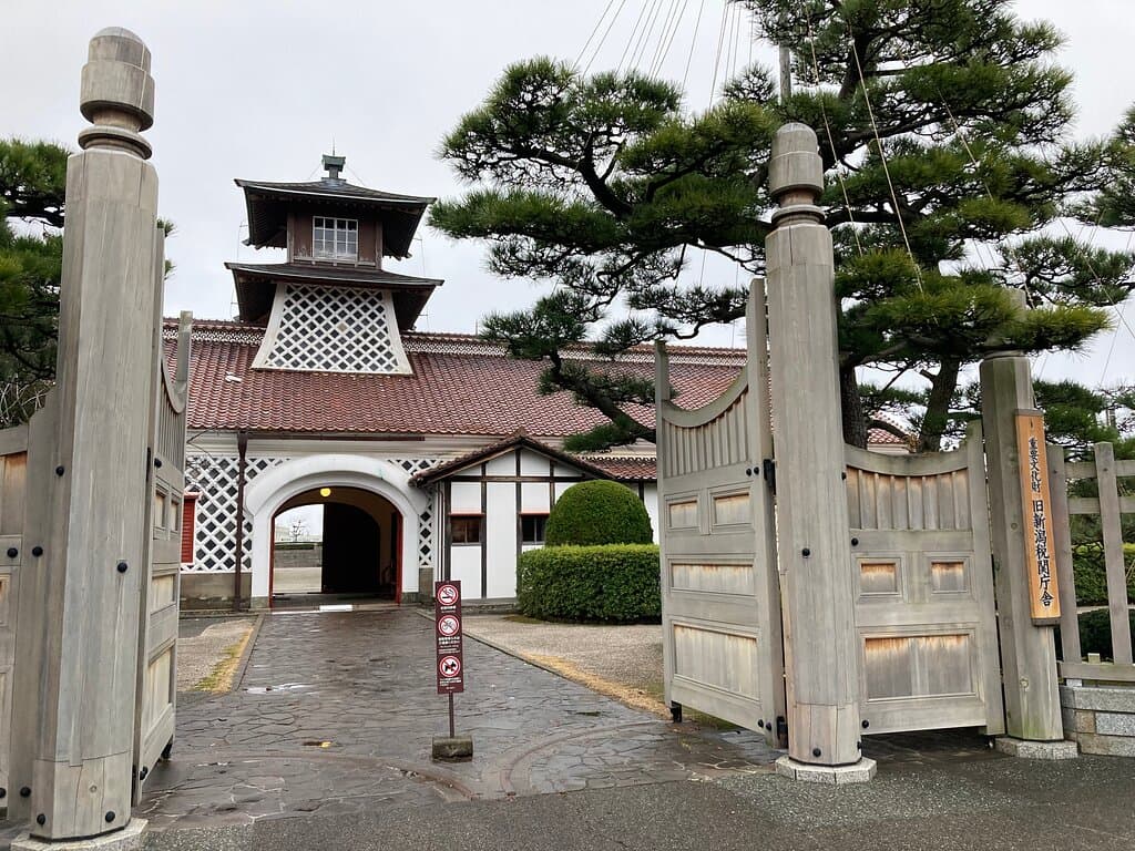 信濃川とは反対側にある正門