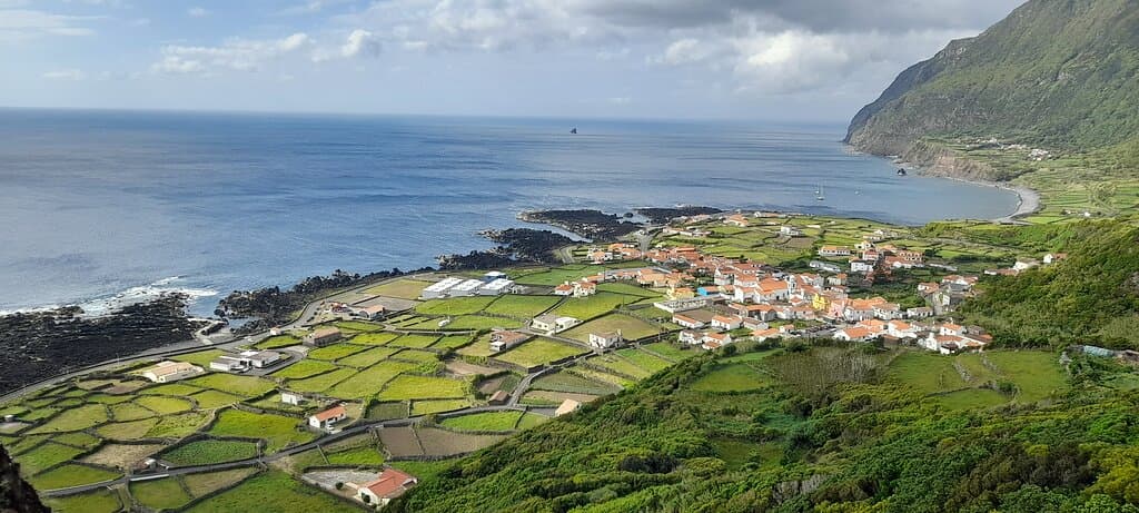 Fajã Grande, vista desde el cercano puesto de observación de ballenas.