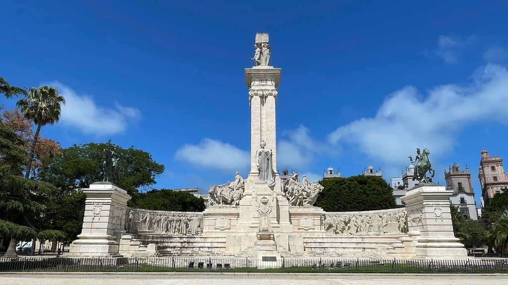 Imponente monumento que foi construído para marcar historicamente a assinatura da Constituição espanhola em 1812 na cidade de Cádiz.