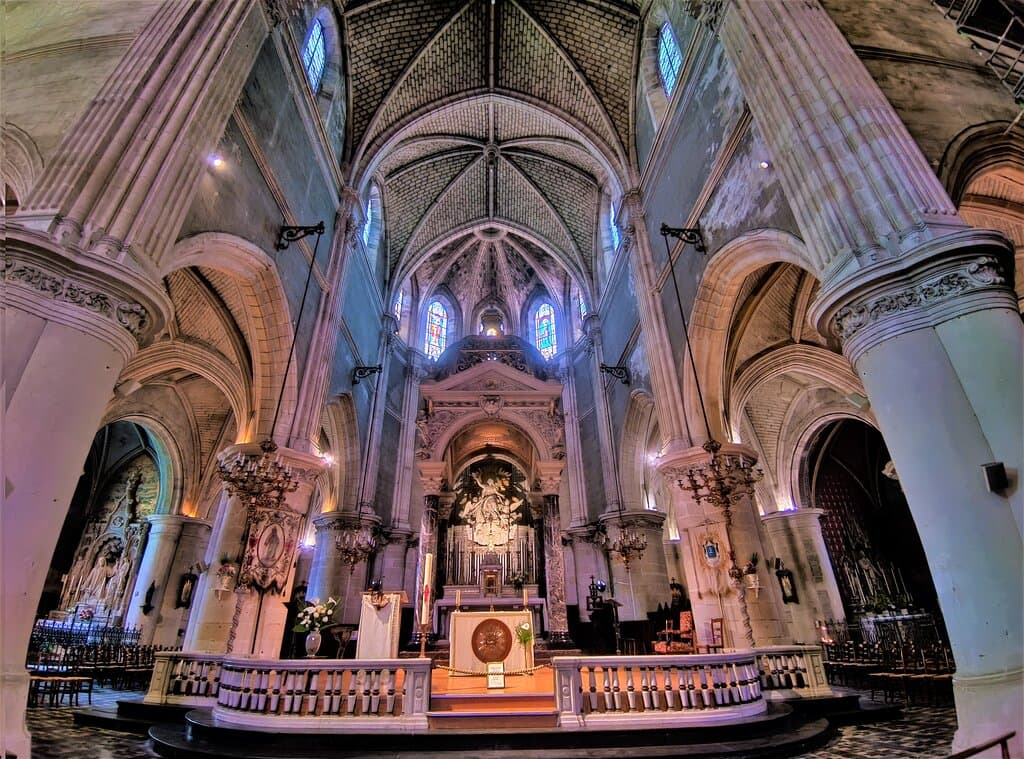 Une église sauvée par un projet de restauration pharaonique de 11 ans. Enserrée entre des constructions, l'extérieur est difficile à apprécier. Il faut entrer pour en découvrir le charme et les richesses. Classée depuis 1993, cette église est une invitation à déambuler le long de ses chapelles.