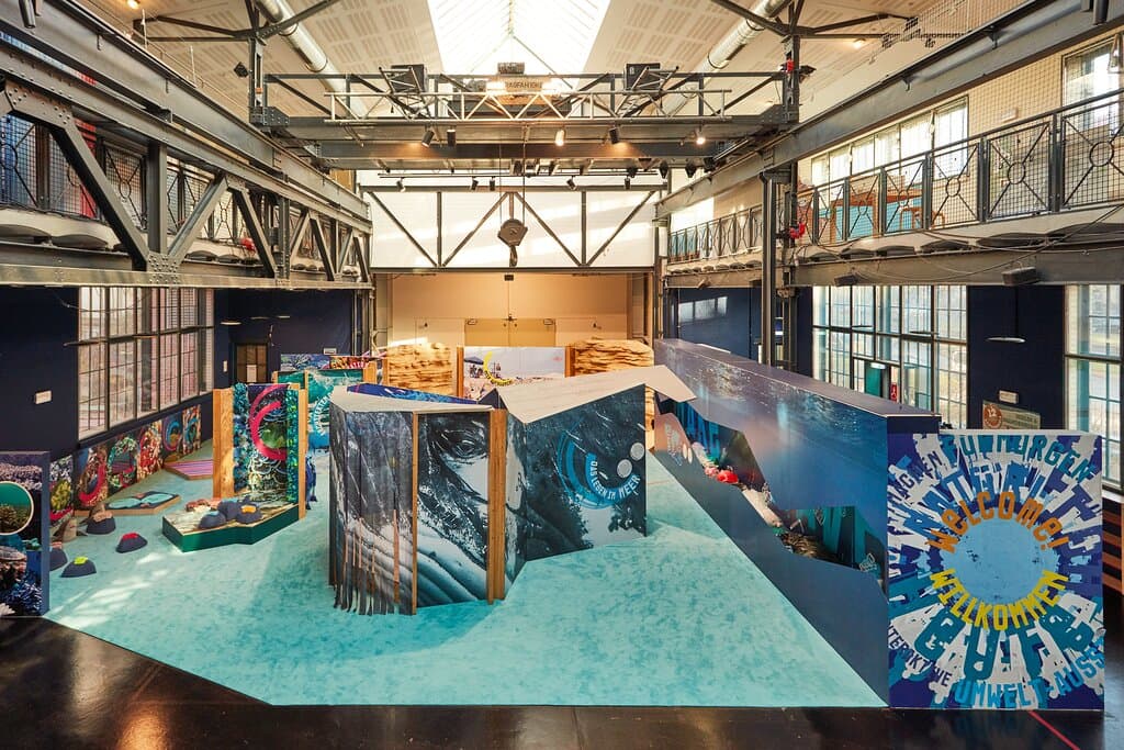 Blick in die Halle der Ausstellung "Natürlich heute! Mitmachen für morgen"