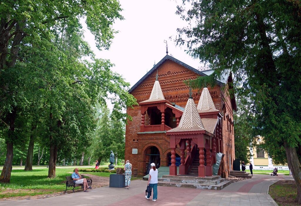 у входа в Палаты