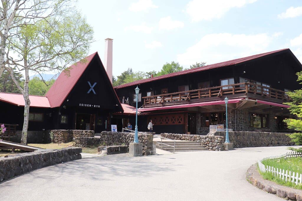 昔と変わらない本館入口の赤い三角屋根