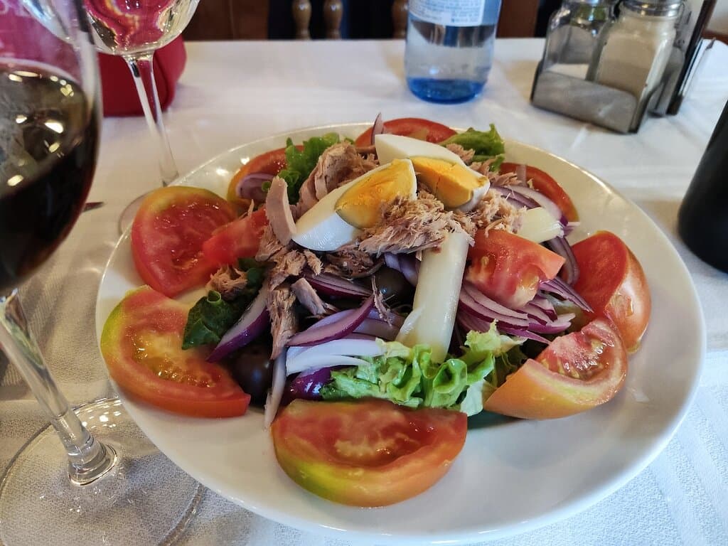 Buena comida, buen servicio y buena relación calidad precio,