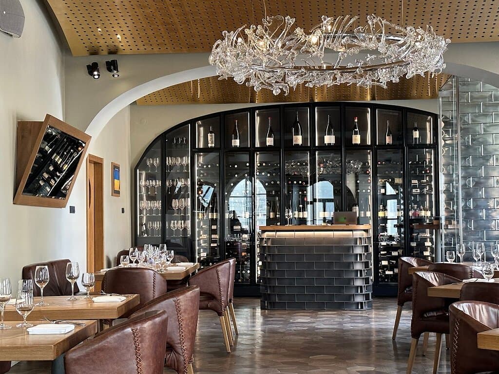 Un étonnant lustre, à regarder de près, un cave et ses vins