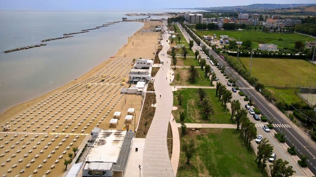 lungomare di San Salvo marina oltre ad essere lungo 2,5 km offre anche per gli amanti della botanica e l'ambiente originale Giardino Botanico Mediterraneo e Biotopo Costiero