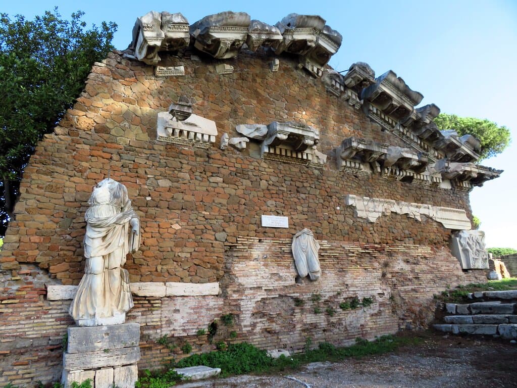 I resti della decorazione del frontone posteriore