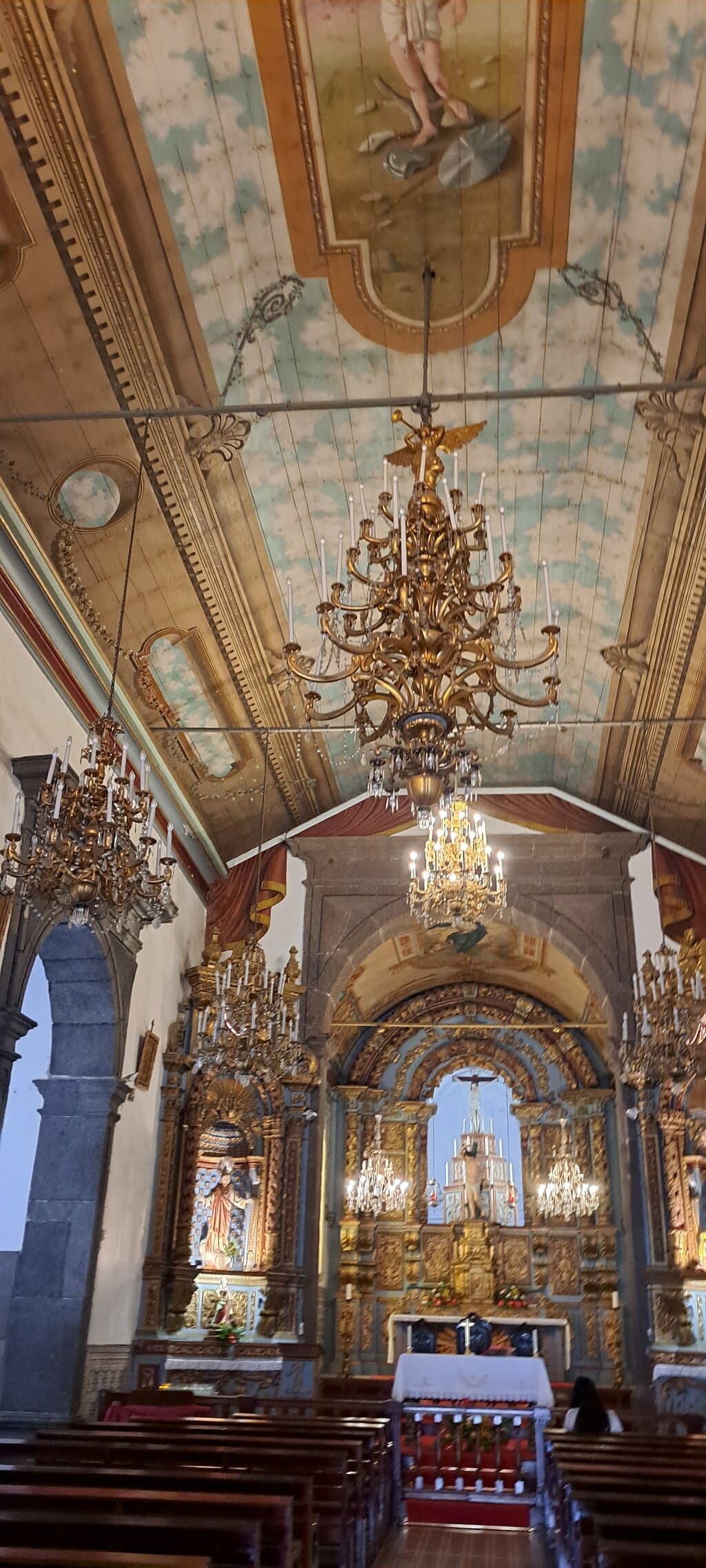 Amazing ceiling above the main aisle