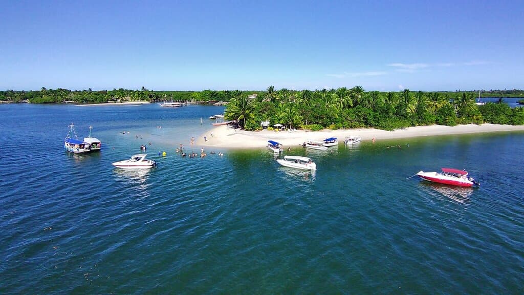 foto do passeio das 5 ilhas feito pela Cassios Turismo, foto aérea da Ilha do Goió, um dos melhores lugares pra uma típica e autêntica comida baiana.