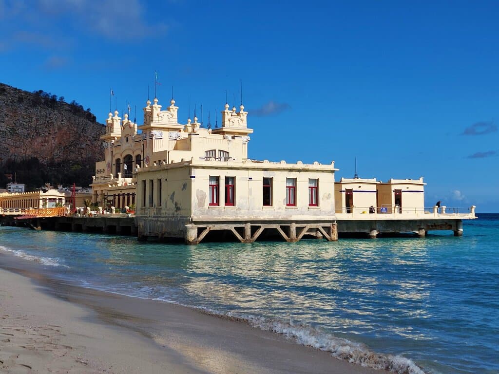 Lo stabilimento liberty di Mondello