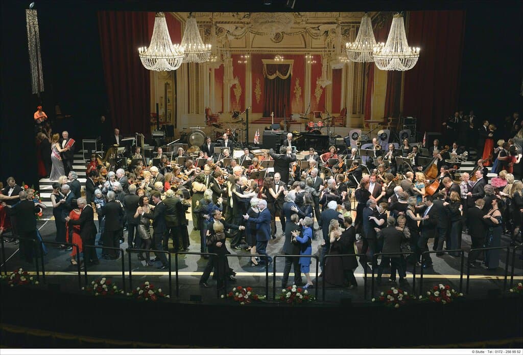 Tanz auf der Bühne - der Theaterball