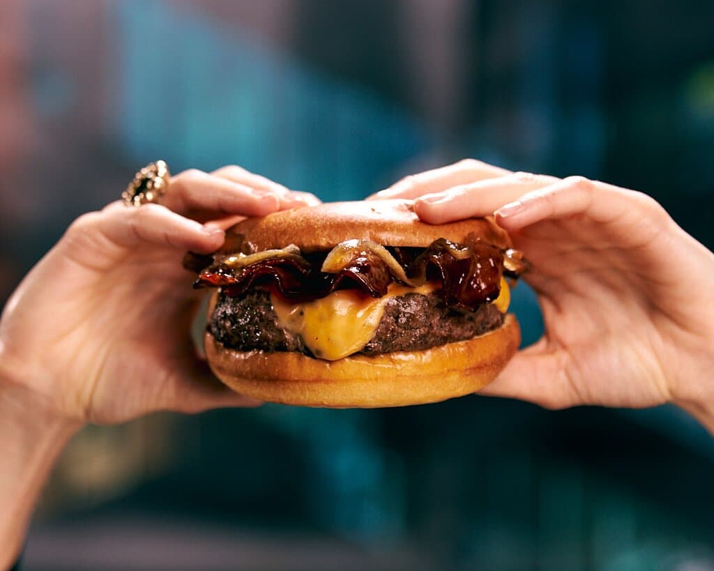 Un tributo a la diversidad de los sabores neoyorquinos: hamburguesas gourmet, carnes de cocción y ahumado lento, opciones veganas, vegetarianas y sin gluten.