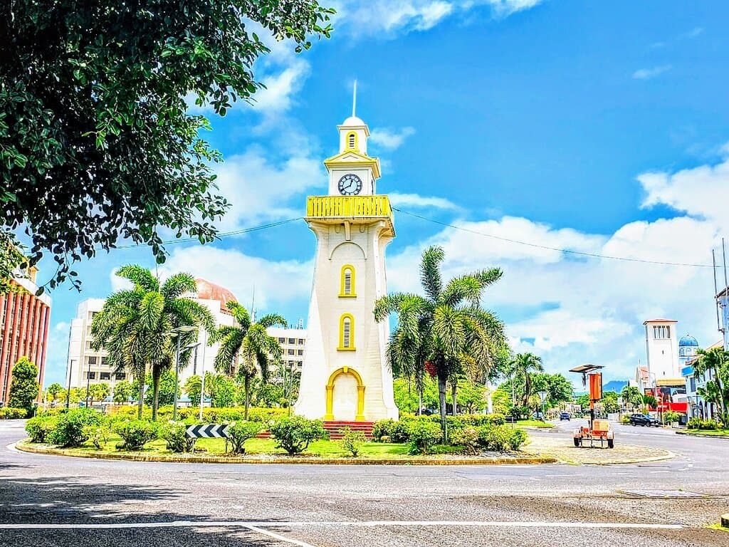 🌴🥥🌴🌺🌴 The Apia Town Clock Tower is located right in the center of Apia, the capital of Samoa, of a roundabout with surrounding and well-maintained gardens. It is also a good reference point in the city. 🌴🌺🌴🥥🌴