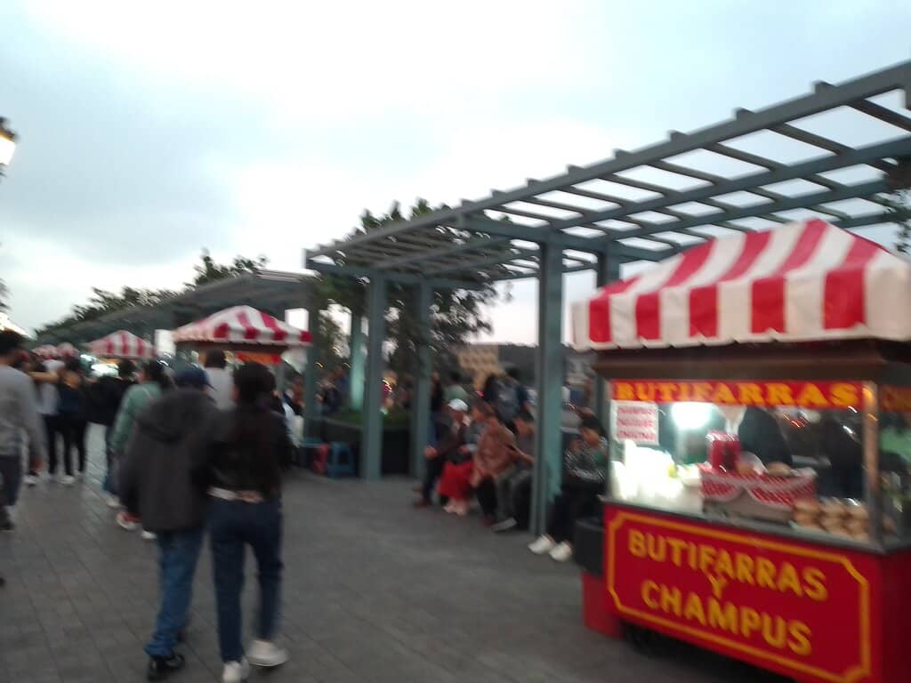 Ambulant Comedians & Live Music