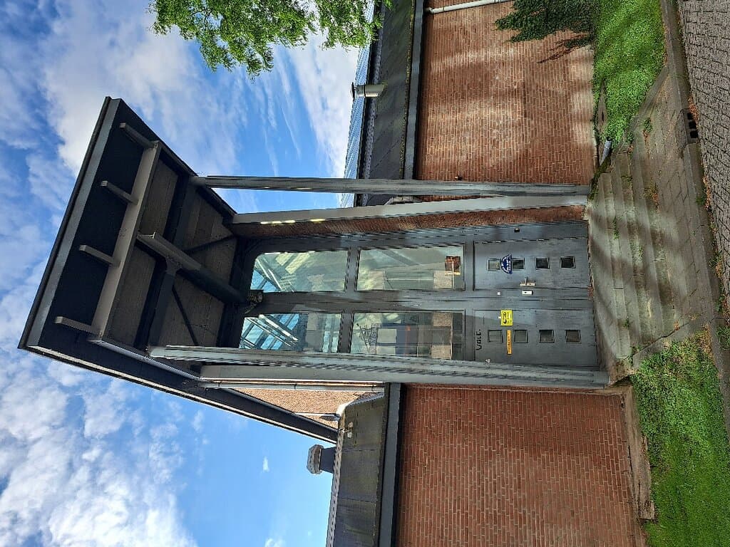 Naast de remise zit kennelijk het trolleymuseum. Arnhem is een van de weinige steden met trolleybussen en is een museum waard.