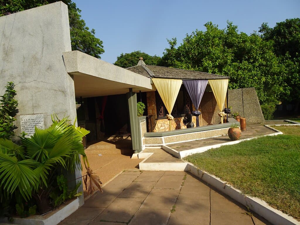 Przejście do miejsca pamięci .