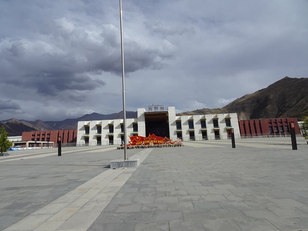 Budynek dworcowy najlepiej prezentuje się z dalszej odległości .