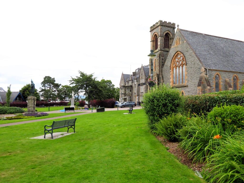 La Ducansburgh Church e davanti il monumento dedicato a Donald Cameron e il Fort William War Memorial