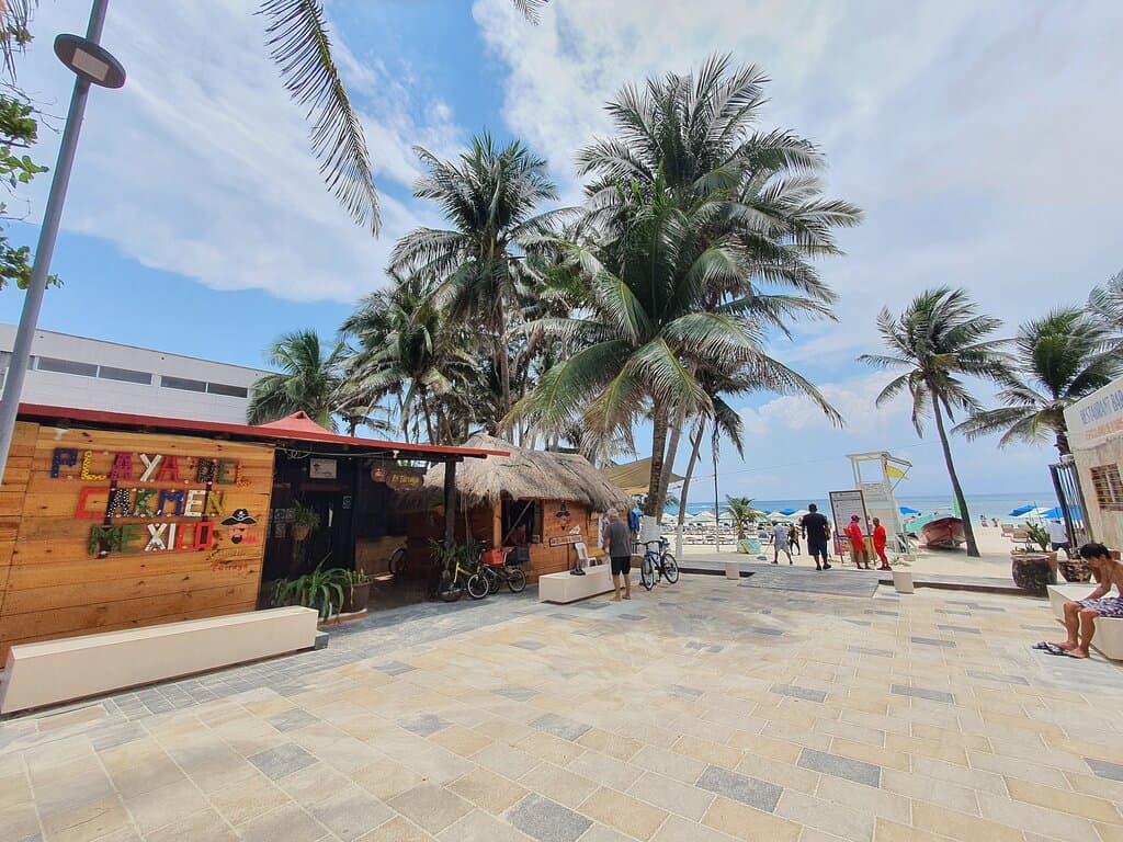 Sobre la acalle 2 norte a la orilla del mar.