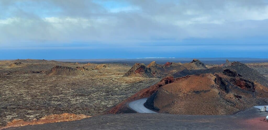Not so many roads at the Lanzarote Fire Mountains, most ofthem are just 1 way, just wide enough for one bus at a time