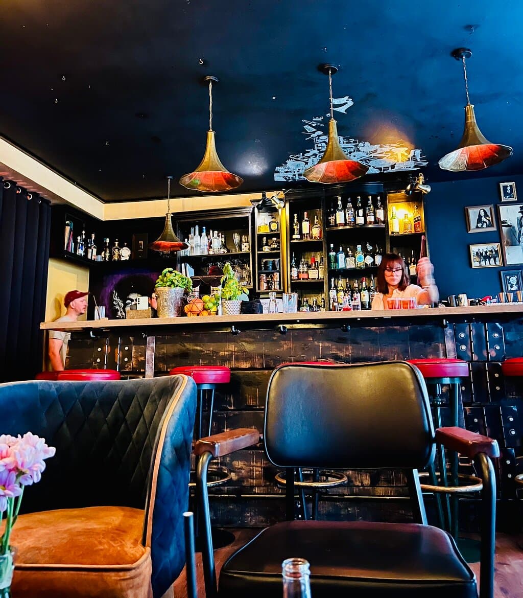 Nice music, nice people, nice drinks… what else ?