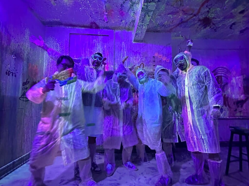 Welcome to EMO Paints Splatter Room
Unleash your creativity with splatter painting at Emopaints Studio, the ultimate splatter room and studio in downtown Toronto. Join us for an exhilarating, skill-free Toronto splatter workshop experience that promises unforgettable fun!