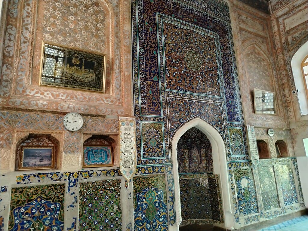 внутри мечети