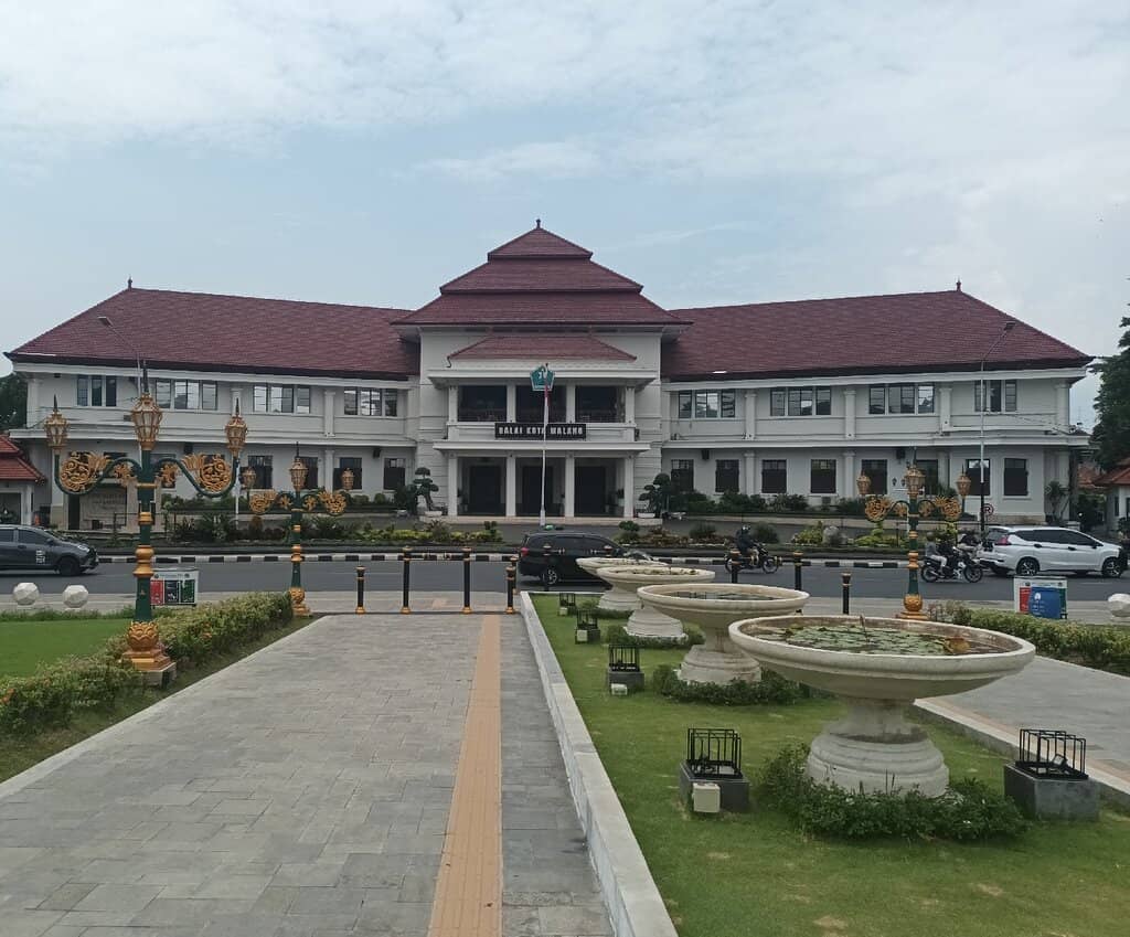 Tugu Monument & Alun-Alun