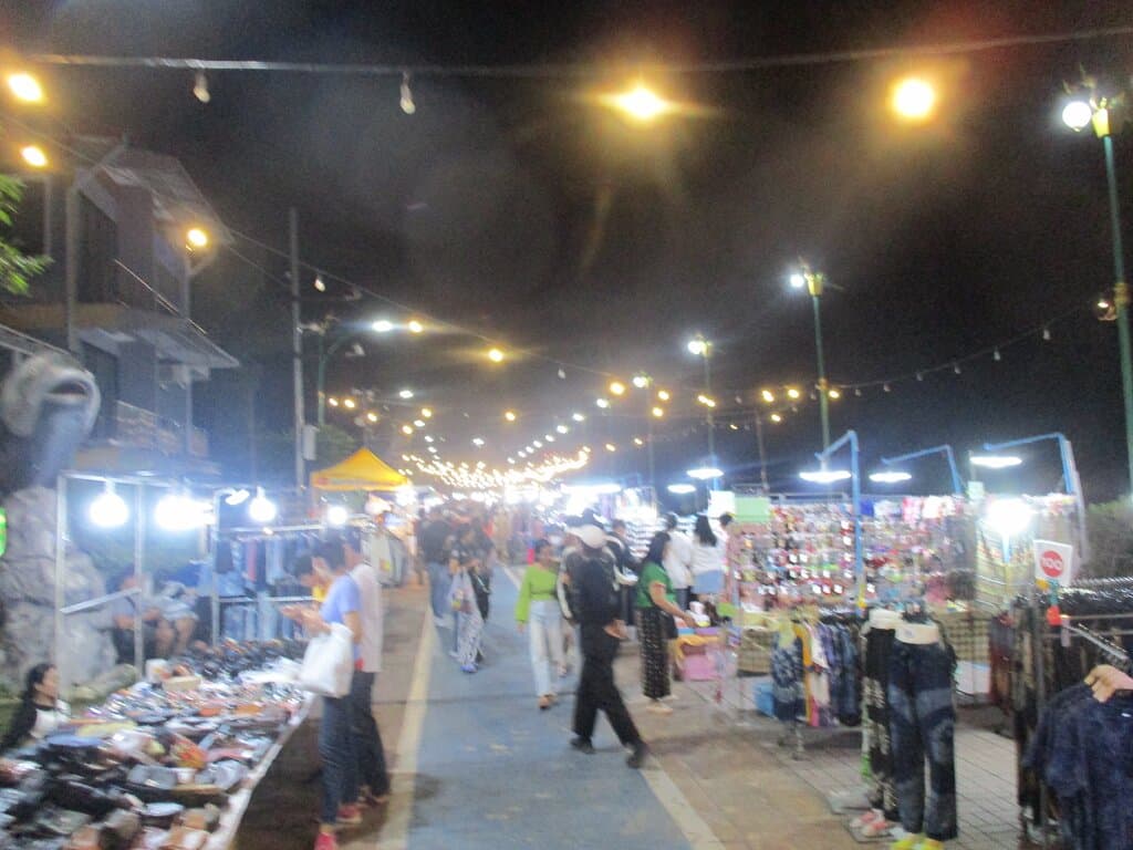 Ein Teil des Nachtmarktes am Mekong in Nong Khai (1)