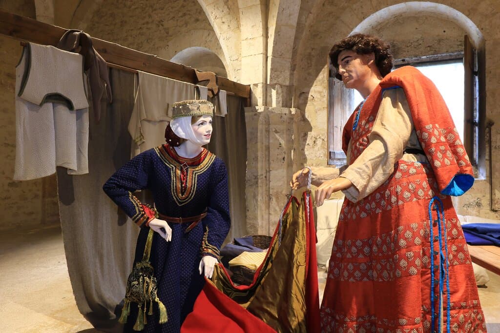 La Grange aux dîmes de Provins abrite toute une mise en scène, représentant les marchands et métiers du Moyen Âge. Grâce à la visite audio-guidée, accessible à tous, ludique et très complète, vous serez incollable sur les Foires de Champagne qui se déroulaient à Provins. Vous y rencontrerez le marchand de drap de Provins (photo), le marchand d'épices, le changeur, le marchand flamand, l’écrivain public, les métiers de la laine, le potier, le tailleur de pierre, le carrier et le parcheminier…