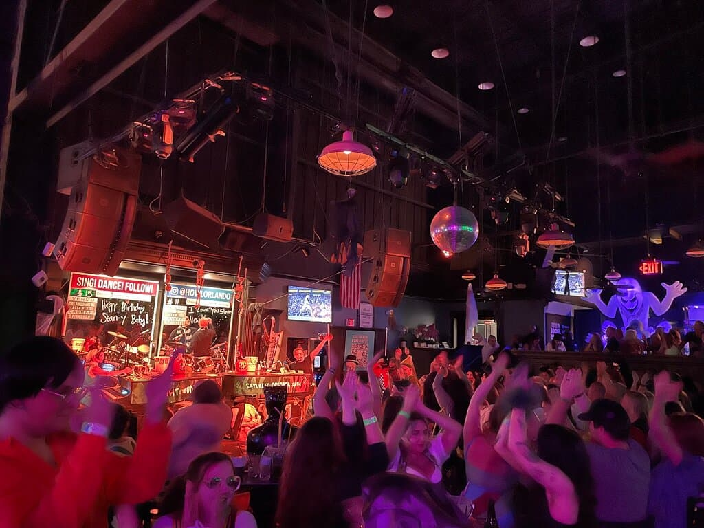 Experience the Vibe at Howl at the Moon