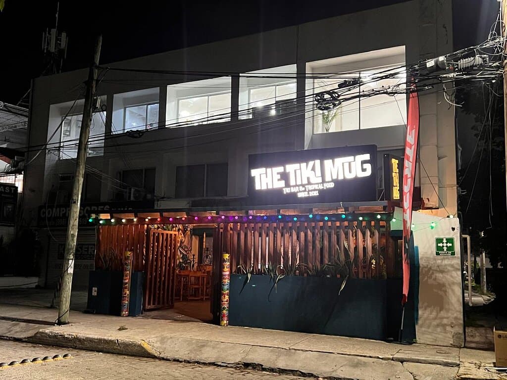 Siéntete como en casa Momentos Únicos y exóticos 📍https://bit.ly/UbicacionTheTikiMug ( Avenida Palenque a un costado de tacos Rigo ) Somos The Tiki Mug el renacimiento de los bares Tiki en Cancún #thetikimug #thetikimugcancun #tikirestaurant #tikibar #tikicocktails #tikitike #coctelestiki #cocteleriatiki #tikistyle #barescancun #downtownbars #avenidapelenquecancun #cancun #cancunmexico #mexico #edsonfrikitikiarzate #cocteles #mixologia #tropicalfood #comida #restaurant #snacks #sports #de