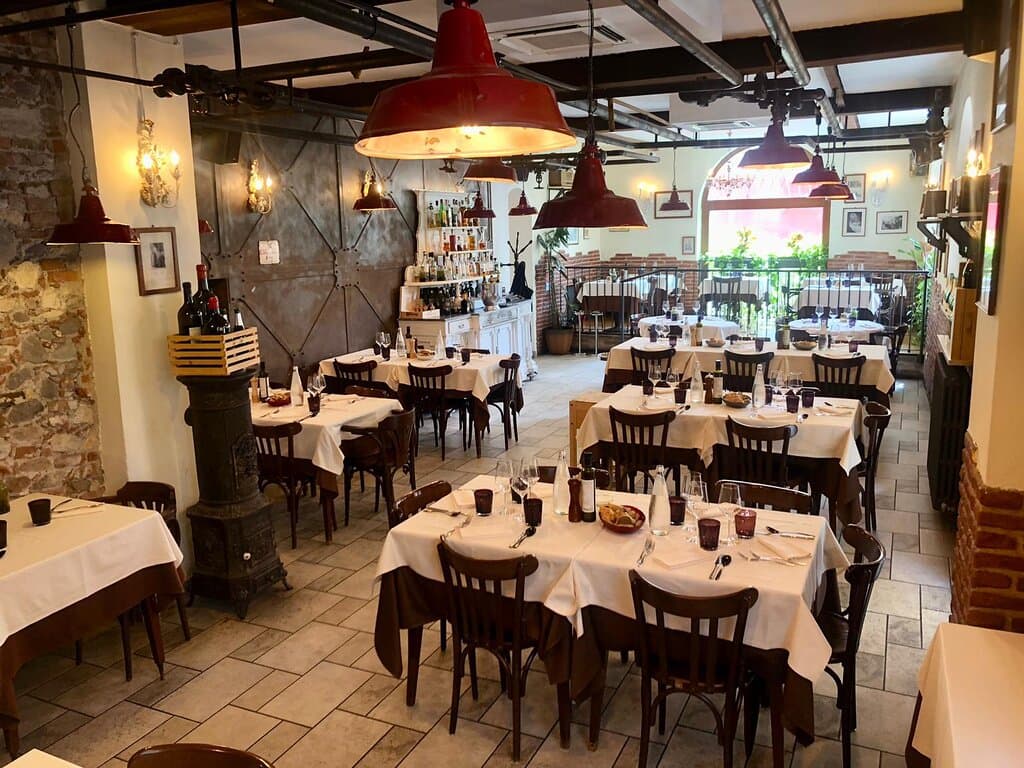 Ristorante ricavato all’interno di un vecchio macello propone piatti tipici e piatti di pesce .