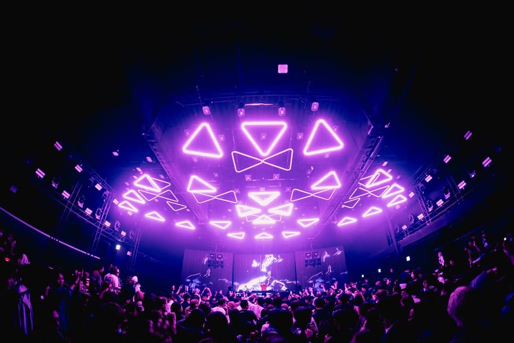 ATOM SHINJUKU," which opened in Shinjuku on October 25, 2024, is a new branch of the famous Shibuya club "ATOM." It features state-of-the-art sound equipment and a sophisticated interior design. Visitors can enjoy a diverse range of music including EDM, hip-hop, and R&B. Located just a 7-minute walk from Shinjuku Station's East Exit, its excellent accessibility is a key attraction. The club has become a new hub for nightlife, hosting events featuring renowned domestic and international artists.