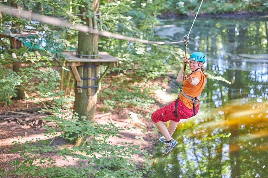 Wil je even de drukke stad uit en de natuur in? Neem je vrienden of je gezin mee voor een dagje uit bij Fun Forest Amsterdam. Samen beleven jullie een geweldig avontuur in het Amsterdamse Bos! Klim en klauter in ons klimbos en geniet daarna van een lekker hapje of drankje van onze horeca.