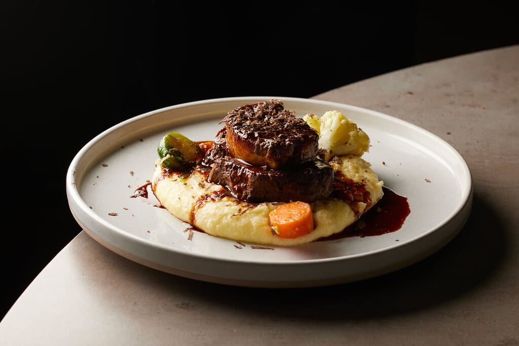 Filet de boeuf Rossini, foie gras poêlé et truffe noire râpée.