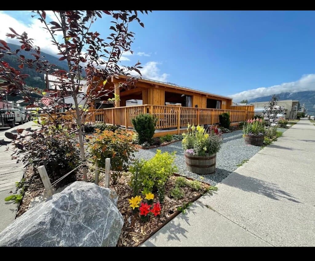 Sunny days at Waodie's.