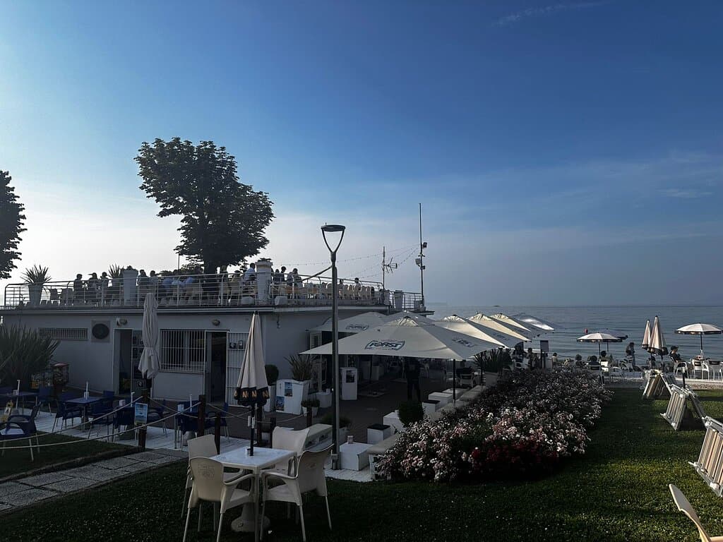 Una bellissima spiaggia in erba con possibilità di prenotare i lettini tramite l'app Cala de Or e tutto ciò che desideri mangiare e bere a pochi passi.