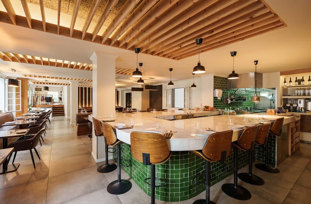 O Kampo é um restaurante de experiências, onde sabores vindos da terra ganham destaque nos pratos idealizados pelo Chef Júlio Pereira, que dá a conhecer as suas origens de uma forma criativa. Localizado no coração da cidade do Funchal, o restaurante usufrui de espaço pequeno, acolhedor e um balcão com meia dúzia de lugares com a cozinha como ‘pano de fundo’, oferecendo ao cliente uma vista em “primeira classe” de tudo o que está a ser confeccionado pela equipa. Seja bem vindo ao Kampo!